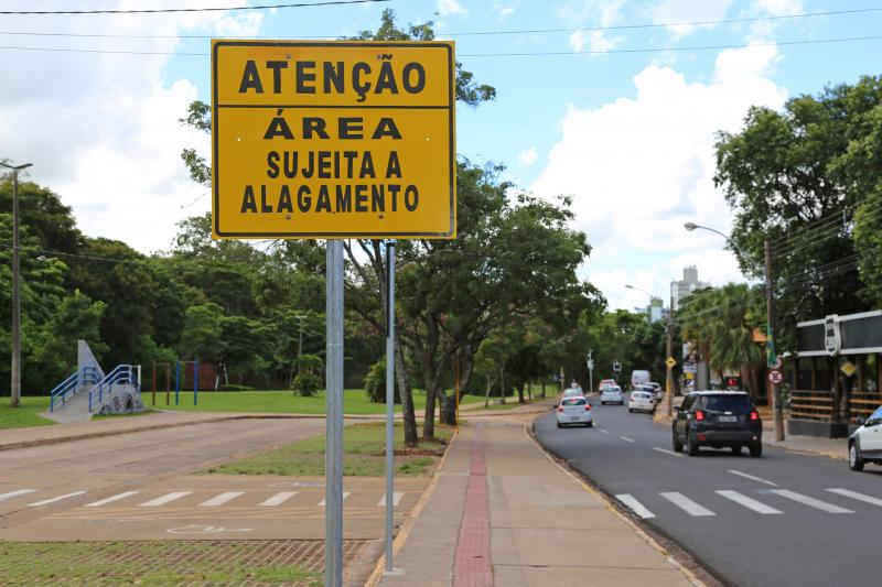 Defesa Civil orienta à população que não descarte lixo nas ruas, a fim de não obstruir bueiros