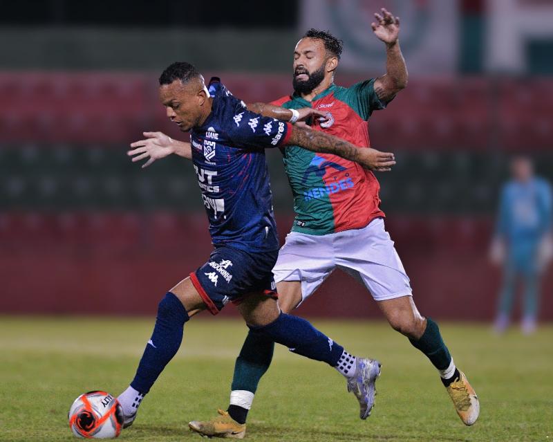 Douglas Santos chegou ao seu terceiro gol na competição