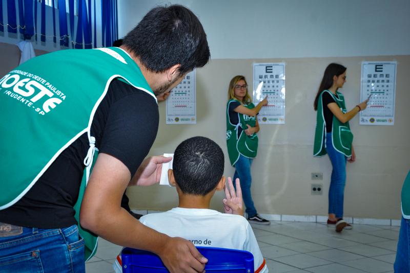 Testes são aplicados nas escolas por estudantes de Medicina da Unoeste