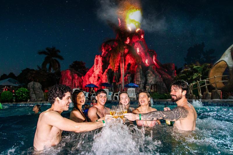 Piscina cria uma atmosfera única de aventura e relaxamento