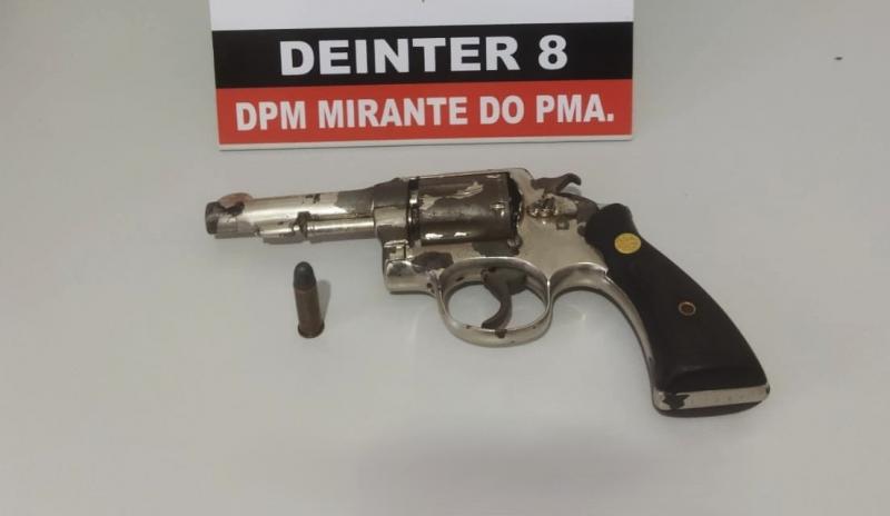 Arma de fogo utilizada no crime, um revólver calibre 38, foi apresentada na delegacia e apreendida