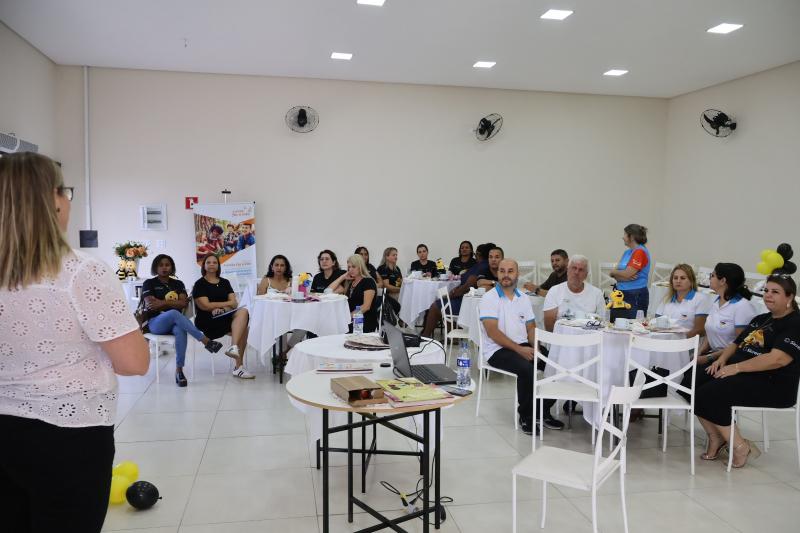 Educadores da rede municipal de ensino recebem treinamento em Pirapozinho