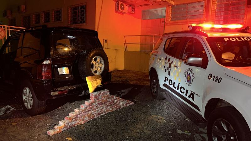 Ao realizarem uma vistoria minuciosa no veículo, policiais encontraram um fundo falso na lateral do porta-malas, onde estavam escondidos 58 tabletes de crack