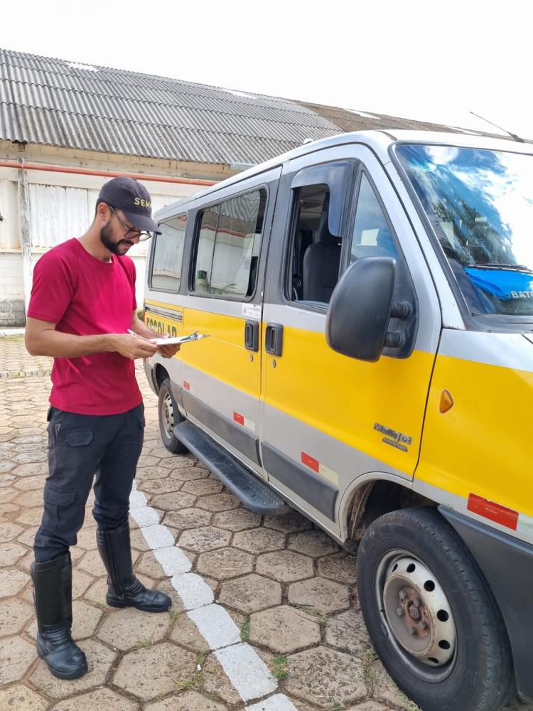 Cadastramento e recadastramento de veículos realizado pela Semob - veículo aprovado recebe selo 2025 da cor azul