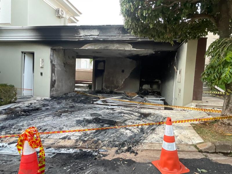 Casa onde veículo híbrido pegou fogo enquanto estava conectado a uma tomada passa por vistoria