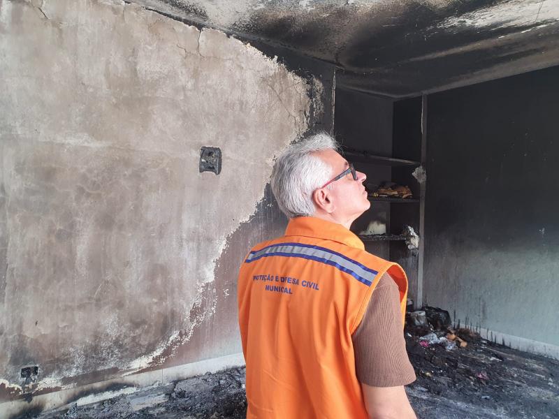 Defesa Civil não viu necessidade de interditar imóvel que foi atingido por incêndio nesta quarta-feira