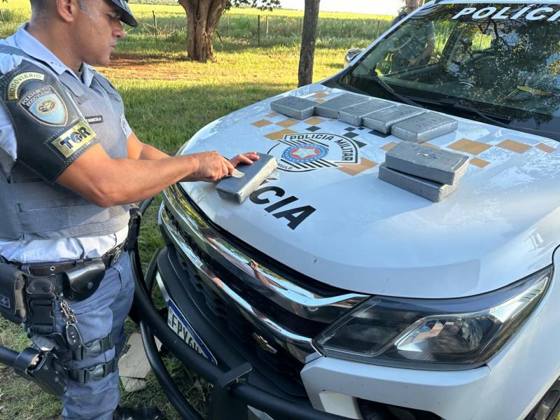 Treze tabletes de droga foram encontrados em vistoria a um ônibus de linha interestadual