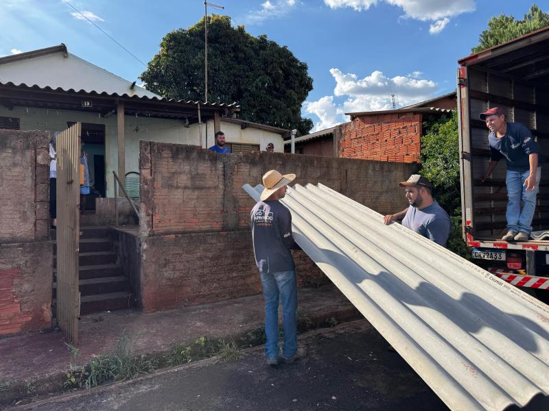 Prefeitura de Iepê entrega telhas para famílias que tiveram casas atingidas por temporal