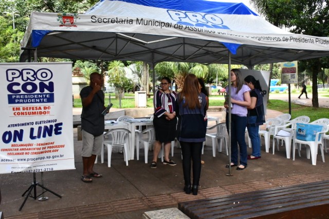 Ação alusiva à Semana do Consumidor ocorre na Praça Nove de Julho