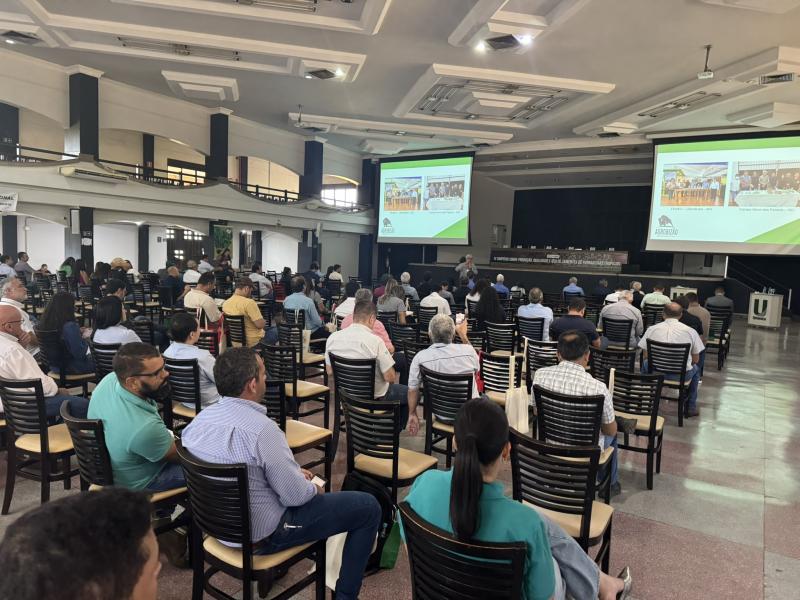 Público da palestra do professor Alexandre Bizão