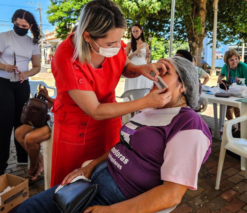 Ação “Todas por Todas” ofereceu gratuitamente serviço de sobrancelha, manicure, máscara facial, maquiagem e massagem