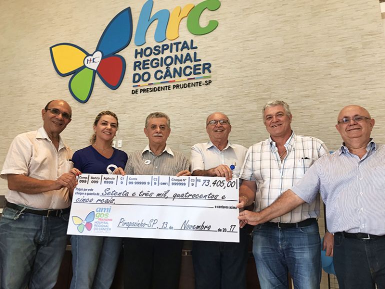 Gilmar Sapia, Valdir Assef e Marcus Polido – representantes da Comissão de Apoio “Amigos do HRC” de Pirapozinho, entregam o cheque simbólico da doação, à direção do Hospital Regional do Câncer