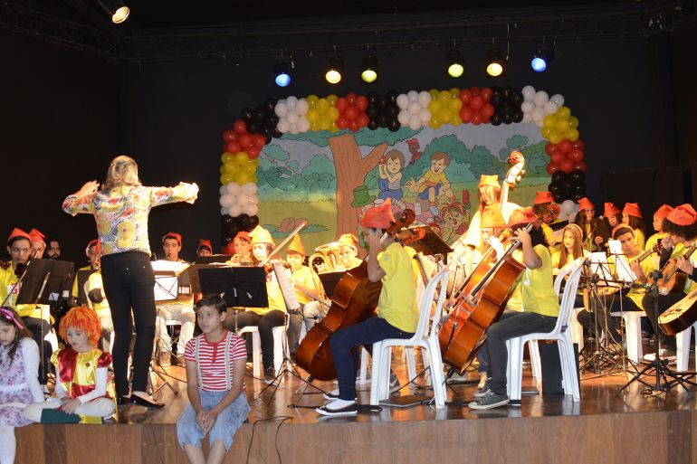 Cedida - Alunos do Projeto Guri de Regente Feijó em apresentação do espetáculo do “Sitío do Picapau Amarelo”, no ano passado