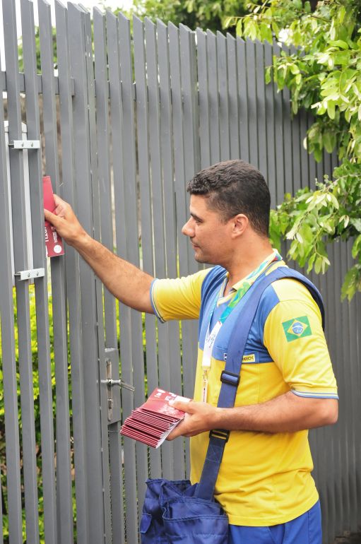 Arquivo -  Carnês foram entregues aos contribuintes de Presidente Prudente no começo do ano pelos funcionários dos Correios